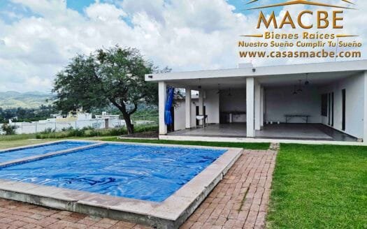 Casa con alberca en venta Comajilla León