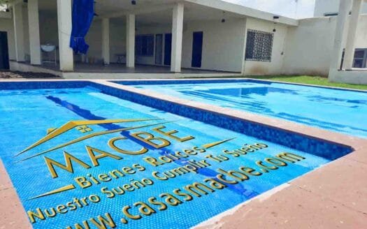 Casa con alberca en venta Comajilla León