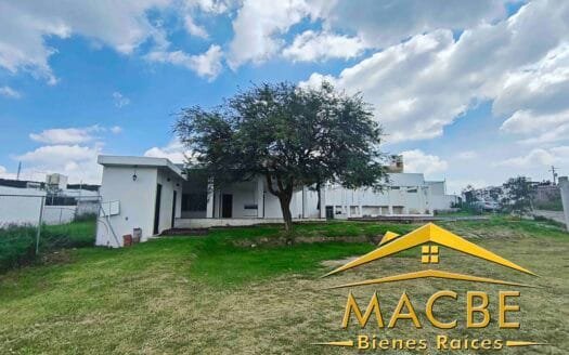 Casa con alberca en venta Comajilla León