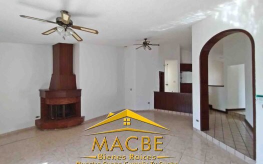Residencia en Venta en Villas de Irapuato | Excelente Ubicación y Espacios Funcionales