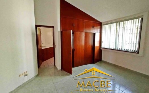 Residencia en Venta en Villas de Irapuato | Excelente Ubicación y Espacios Funcionales