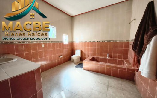 Casa Grande en Venta en colonia Magisterial Irapuato: 276m² de Construcción y Espacios Muy Grandes