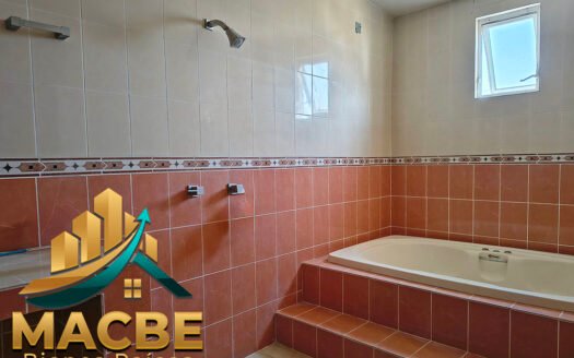 Casa Grande en Venta en colonia Magisterial Irapuato: 276m² de Construcción y Espacios Muy Grandes