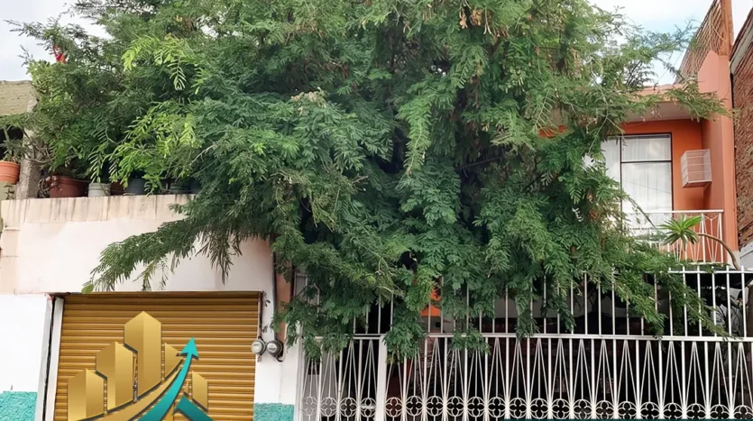 Casa en venta con local comercial en Irapuato