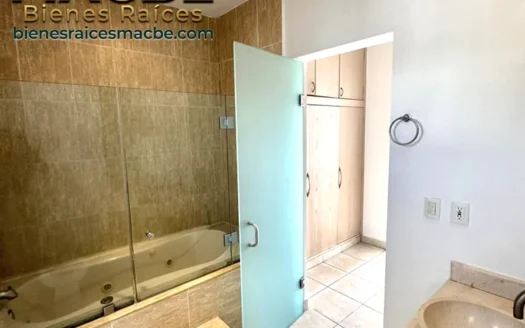 Casa en venta en Provincia Cibeles Irapuato con alberca